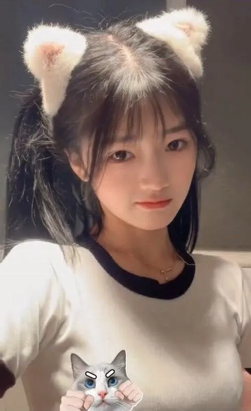 Trang phục đơn giản làm nổi bật khuôn mặt con gái Nhật