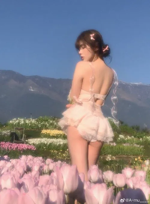 Ảnh nude gái xinh và vẻ đẹp trần trụi đầy tính thẩm mỹ