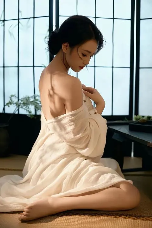 Ảnh nude gái xinh và sức hút từ những đường cong tự nhiên