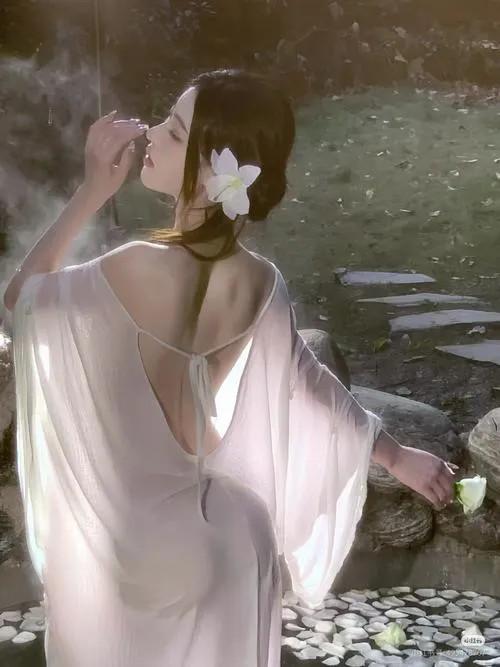 Khi ảnh nude gái xinh biến cơ thể thành một tác phẩm sống