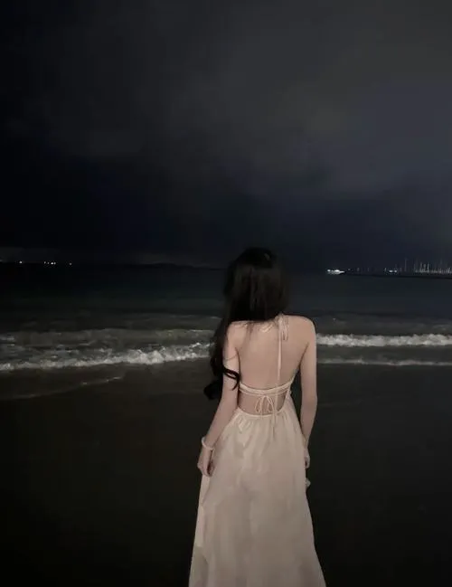 Gái xinh quay lưng khoe dáng, chỉ hình thể cũng đủ khiến ánh nhìn dừng lại