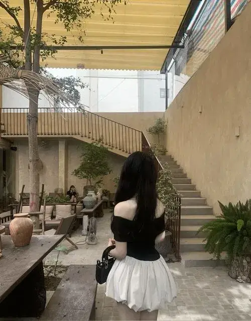 Gái đẹp quay lưng giữ kín đáo đầy gợi