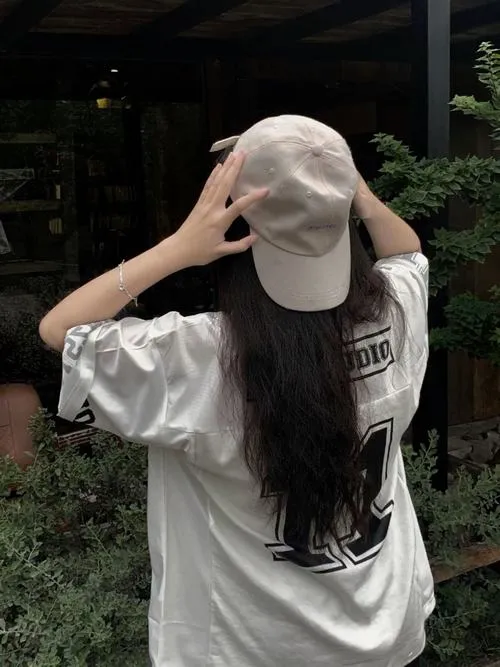 Thiếu nữ thanh mảnh quay lưng tạo cảm giác xa gần