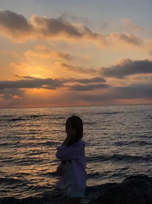 Thiếu nữ thanh mảnh quay lưng trong bóng đổ mềm