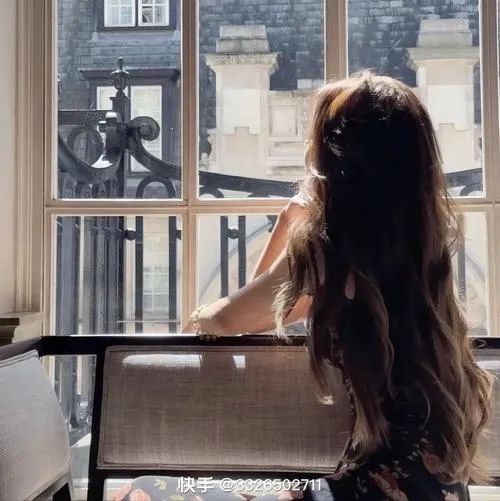 Nàng thơ đứng quay lưng trong khoảng trống sâu