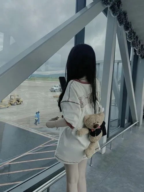 Gái xinh quay lưng khoe dáng người thanh mảnh