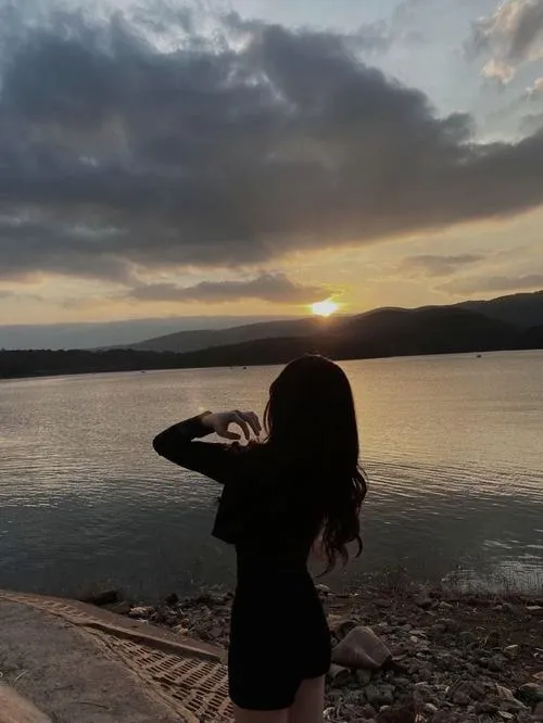 Gái xinh quay lưng theo chuyển động rất nhẹ