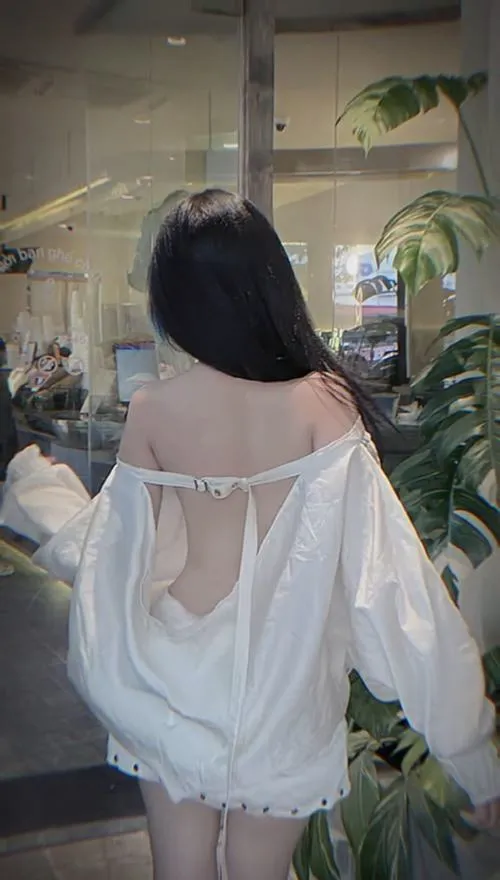 Cô gái duyên dáng quay lưng cùng trang phục gợi hình