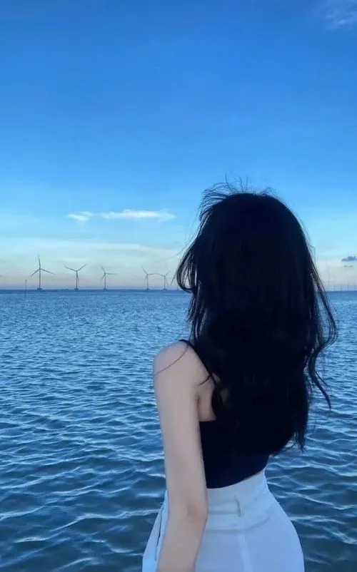 Gái đẹp quay lưng khoe bờ vai trong nhịp ảnh chậm