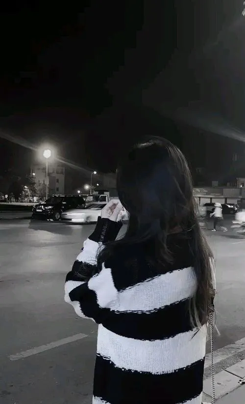 Thiếu nữ thanh mảnh quay lưng lộ eo và hông