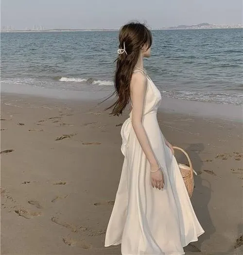 Gái xinh quay lưng giữ bố cục tối giản trầm lắng