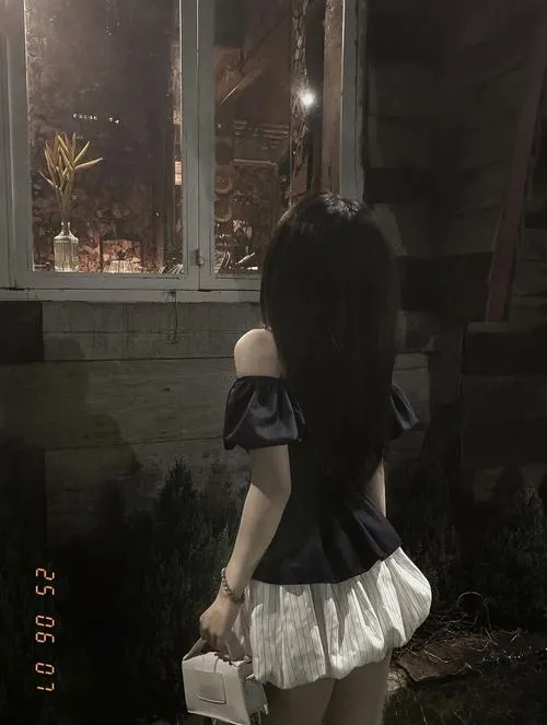 Cô nàng quay lưng và câu chuyện nằm trọn trong vóc dáng