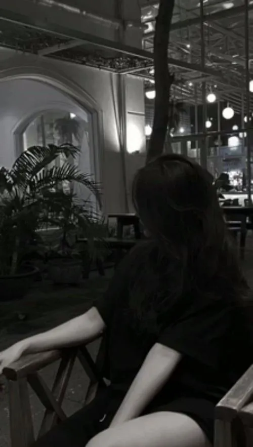 Cô nàng ưa nhìn quay lưng giữa không gian tĩnh lặng