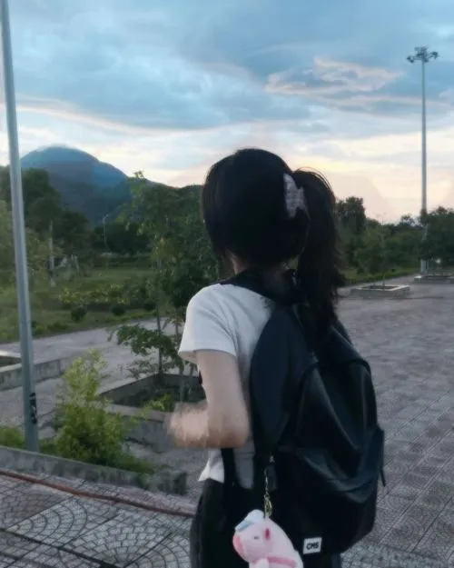 Gái xinh quay lưng khoe dáng trong ánh sáng