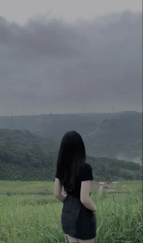 Nàng thơ đứng quay lưng dưới ánh sáng ngược mơ hồ