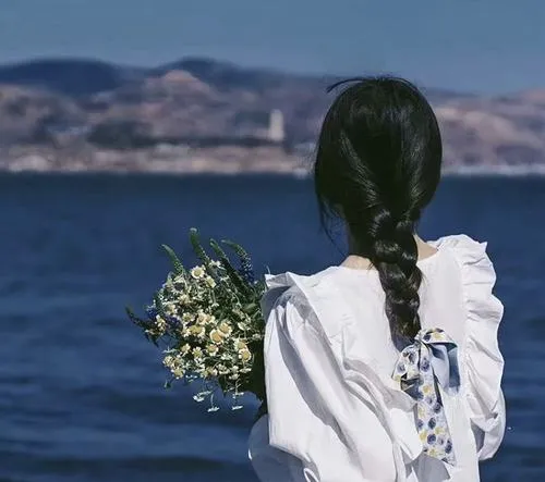 Gái đẹp đứng quay lưng dẫn mắt bằng đường cong