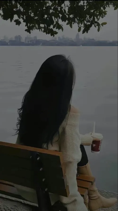 Ảnh gái đẹp quay lưng với ánh sáng ngược đầy tinh tế