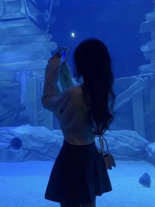 Ảnh quay lưng tối giản nhưng dư vị kéo dài