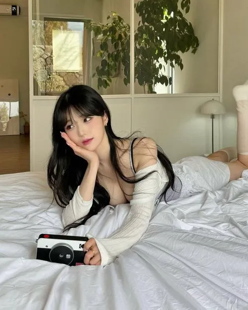 Hot girl dẫn dắt cảm xúc bằng biểu cảm quyến rũ tinh tế