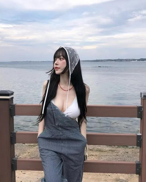 Gái xinh sexy trong những khoảnh khắc ánh mắt và vòng một nổi bật