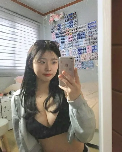 Hot girl khoe gương mặt với ánh mắt sâu lắng