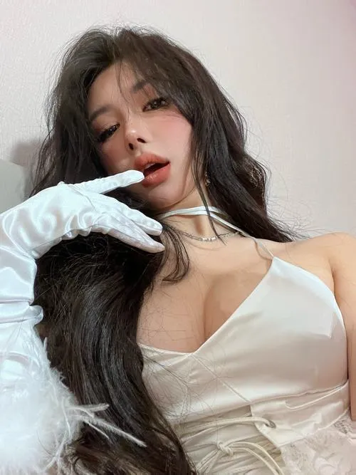 Hot girl tỏa mê hoặc bởi bờ môi hờ hững