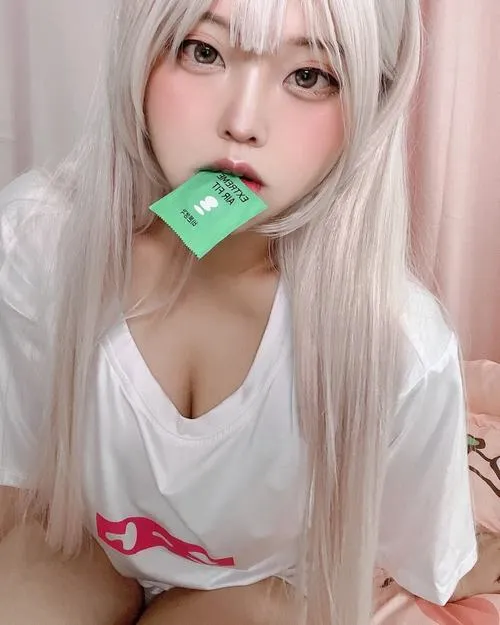 Hot girl toát gợi cảm nhờ vòng một đầy đặn và ánh mắt gợi tình