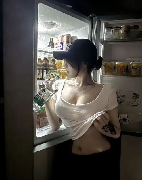 Hot girl nâng tầm thần thái mời gọi qua cử chỉ