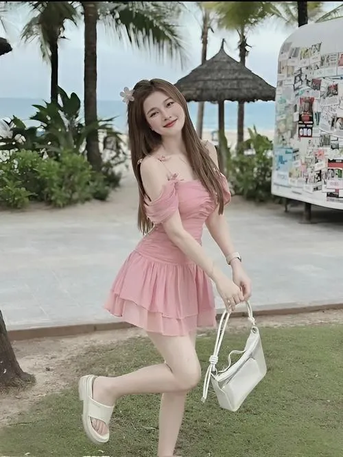 Vẻ sexy của gái xinh qua ánh nhìn mời gọi và bờ môi hờ hững