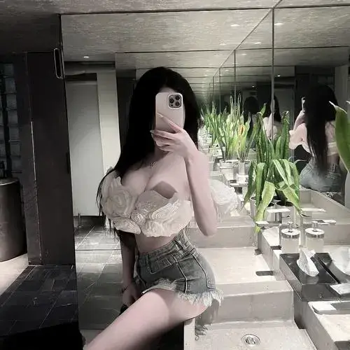 Nóng bỏng lan tỏa qua vòng eo và hông cân đối