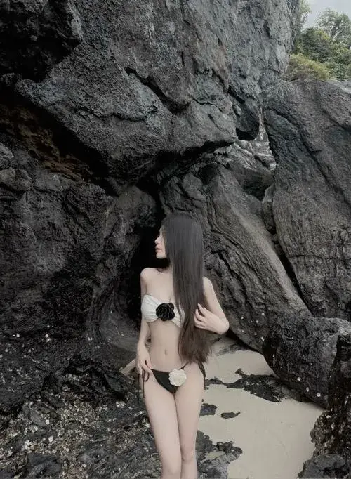 Ảnh gái xinh gợi cảm với đường cong khiến ánh nhìn không thể rời