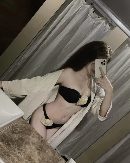 Gái xinh sexy giữa ranh giới gợi cảm và nghệ thuật tinh tế