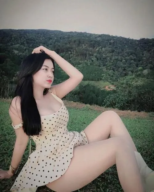 Trang phục ôm body làm nổi đường cong đầy hấp dẫn