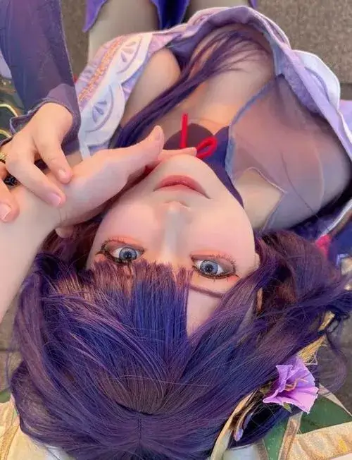 Đôi chân dài vẽ nên cuốn hút táo bạo trên nền sáng