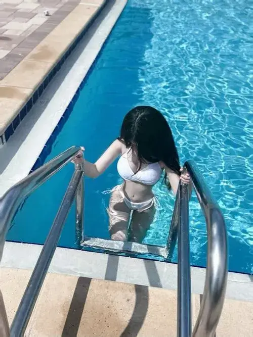 Trang phục sexy kết hợp background tối giản làm nổi hình thể