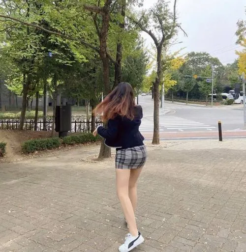 Bóng dáng quen thuộc TikTok với váy ngắn và thần thái hút