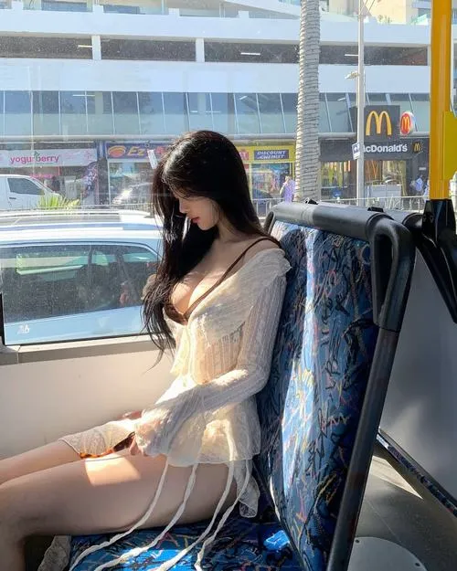 Thiếu nữ trên TikTok mặc váy ngắn tôn body trẻ trung