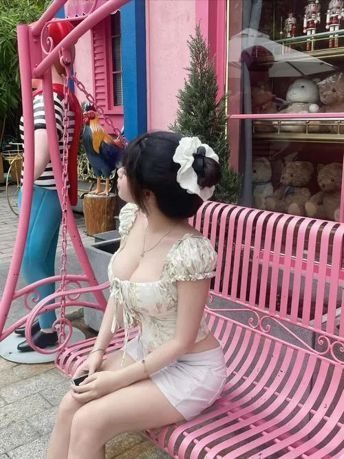 Váy ngắn giúp gái xinh TikTok nổi bật hơn trong từng khung hình