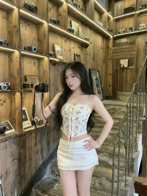 Nét duyên TikTok toát lên qua váy ngắn khoe vòng eo