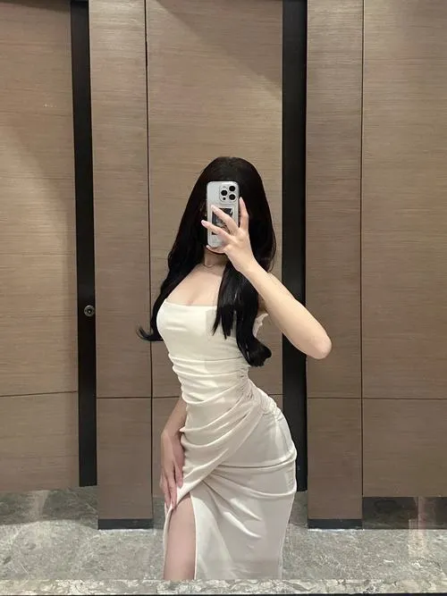 Váy ngắn và gái xinh TikTok combo nhìn là khó rời mắt