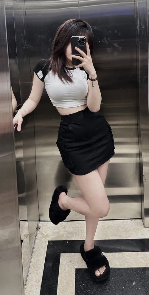 Cô gái mạng xã hội diện váy ôm body đầy gợi cảm