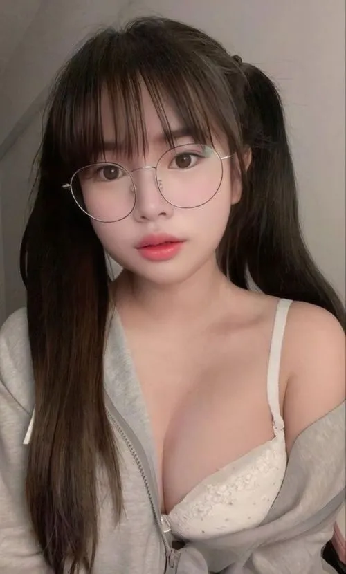 Gái xinh chia sẻ story ngắn mang cảm xúc tự nhiên