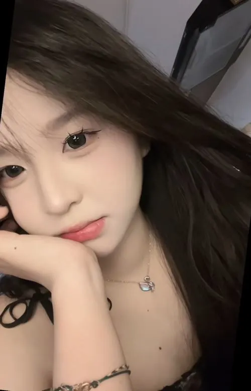 Hot girl TikTok nổi bật khuôn mặt xinh với ánh mắt rất cuốn