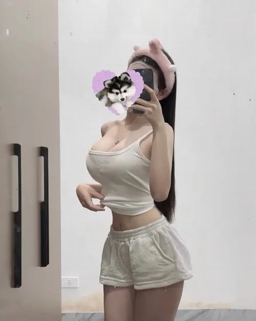 Gái xinh TikTok Việt Nam tạo video ngắn bắt trend đầy khí chất