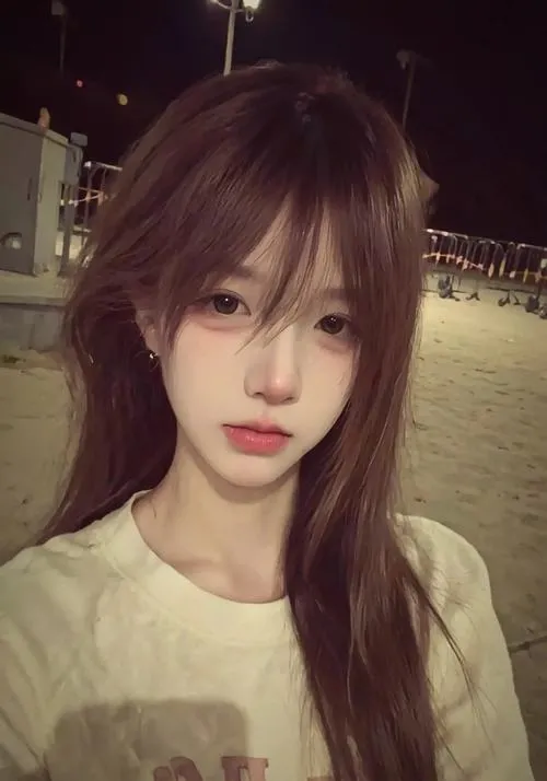 Gái cute TikTok thể hiện trẻ trung qua video short
