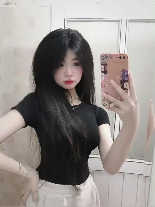 Gái xinh xây dựng hình ảnh gần gũi trên TikTok Việt Nam