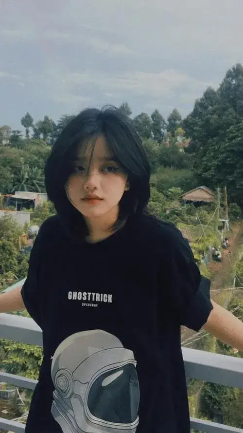 Phong cách tóc pixie khoe cổ cao và xương quai xanh