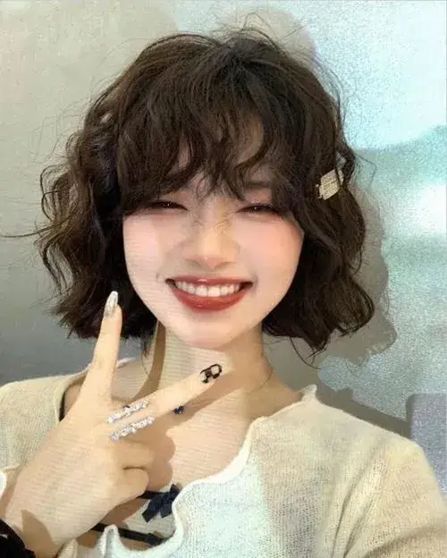 Gái xinh tóc ngắn tạo cảm giác gần gũi tự nhiên