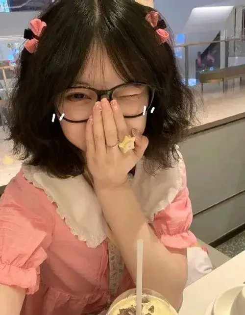 Phong cách tóc ngắn tạo cảm xúc nhẹ nhàng trong ánh sáng dịu