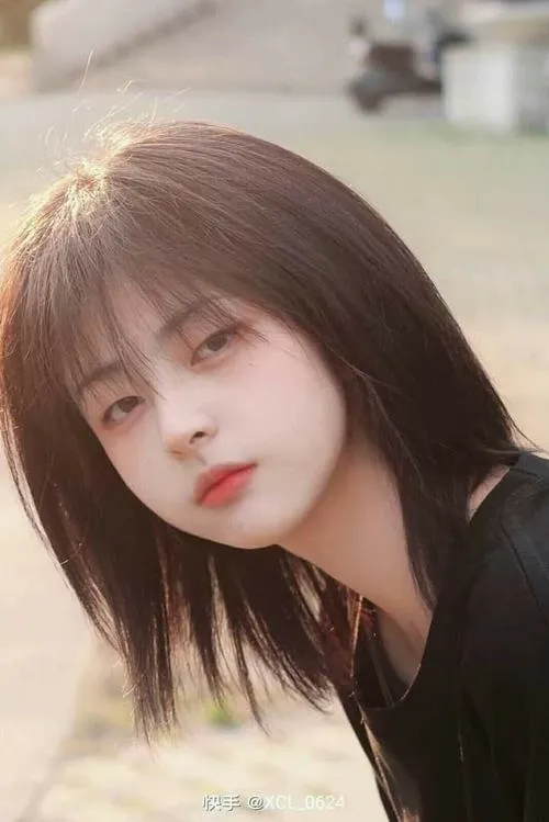 Hình ảnh ánh mắt trong nổi bật nhờ tóc ngắn